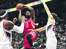 James Harden penetra en la pintura para disparar a la canasta. El escolta superó los 30 puntos por segundo partido consecutivo. AP  /