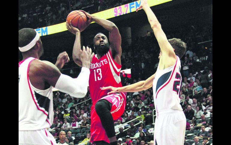 James Harden penetra en la pintura para disparar a la canasta. El escolta superó los 30 puntos por segundo partido consecutivo. AP  /