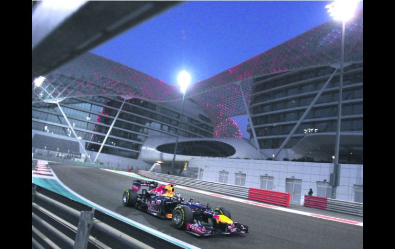 Vettel conduce su monoplaza por el Circuito de Yas Marina, en Abu Dhabi, donde lució fuerte para buscar su quinto triunfo al hilo. AP  /