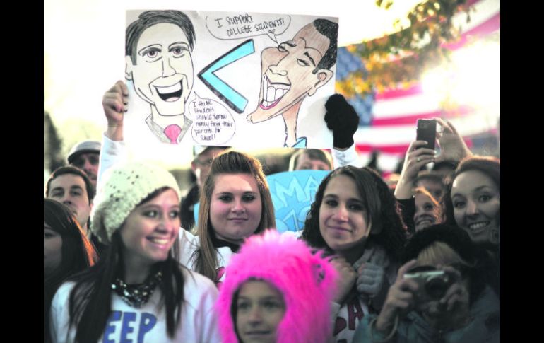 En Ohio, durante un mitin de Barack Obama, una joven porta un cartel que señala que el mandatario sí apoya a los estudiantes. AFP  /