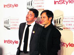 Alfombra roja El histrión tapatío (der.) posa junto el director chileno Pablo Larraín durante la gala inaugural.  /