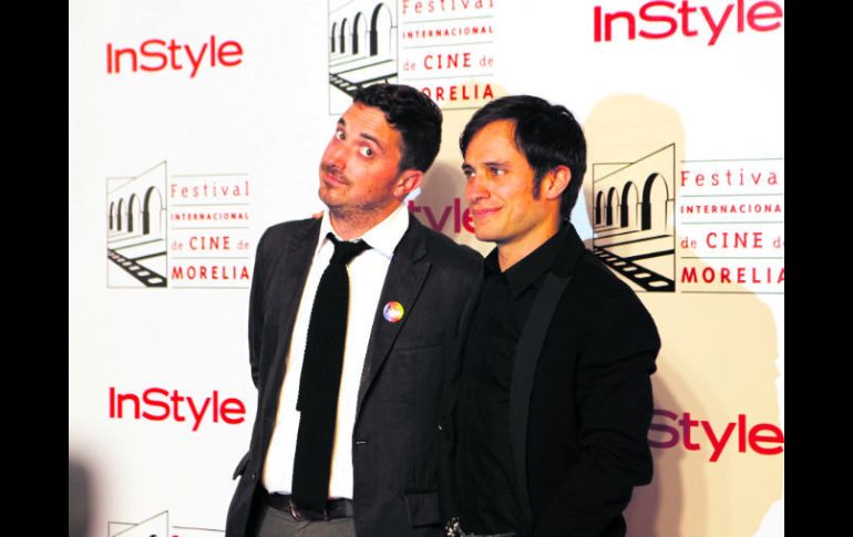 Alfombra roja El histrión tapatío (der.) posa junto el director chileno Pablo Larraín durante la gala inaugural.  /