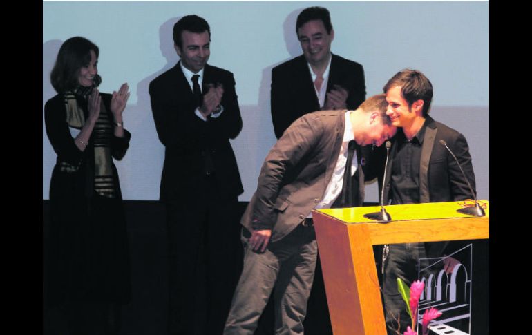 Roban cámaras. Gael García (derecha) y Pablo Larraín, figuras del festival.  /