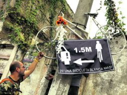 Con las nuevas bicicletas blancas instaladas en el barrio de Santa Tere, suman 99 las que la organización ha colgado.  /