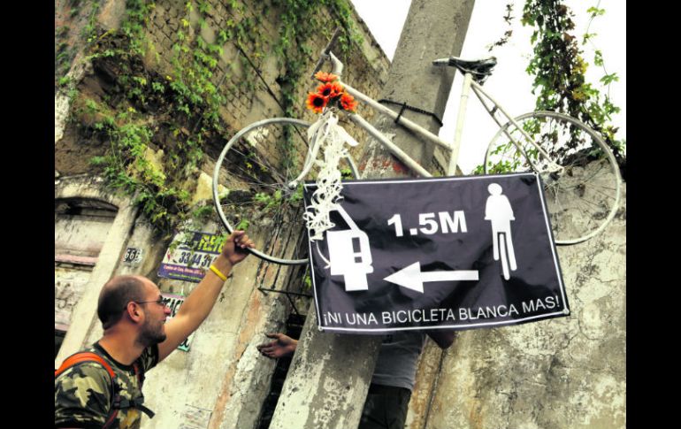 Con las nuevas bicicletas blancas instaladas en el barrio de Santa Tere, suman 99 las que la organización ha colgado.  /