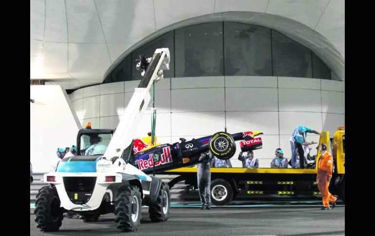 El Red Bull de Sebastian Vettel es retirado con una grúa luego de que le ordenaran detener el bólido durante la Q3. REUTERS  /