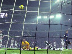 Quietos. El arquero Buffon y la defensa de la Juve se quedaron congelados, con el tercer gol del Inter, anotado por Palacio. AFP  /