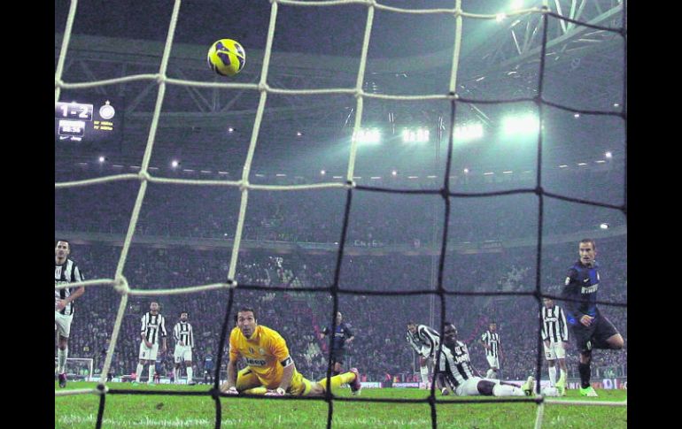 Quietos. El arquero Buffon y la defensa de la Juve se quedaron congelados, con el tercer gol del Inter, anotado por Palacio. AFP  /