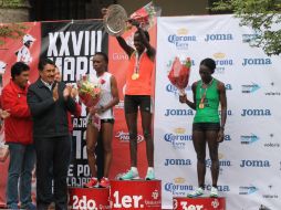 En la imagen, el alcalde tapatío, Ramiro Hernández (izq) entrega trofeos a las vencedoras en la rama femenil. ESPECIAL  /