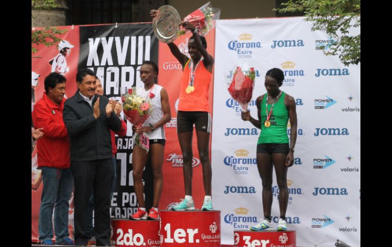 En la imagen, el alcalde tapatío, Ramiro Hernández (izq) entrega trofeos a las vencedoras en la rama femenil. ESPECIAL  /