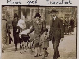 Fotografía de Ana Frank paseando con sus padres y su hermana Margot. EFE  /