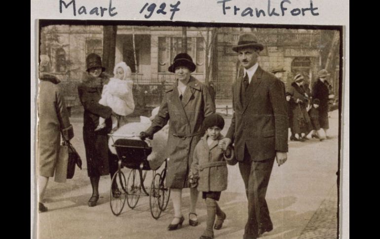 Fotografía de Ana Frank paseando con sus padres y su hermana Margot. EFE  /