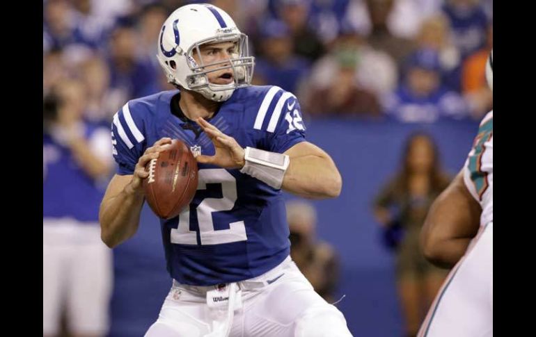 Andrew Luck sigue demostrando por que fue la primera selección colegial del Draft. AP  /