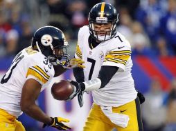 Ben Roethlisberger (der.) supo manejar el balón a favor de la causa de los Acereros. AP  /