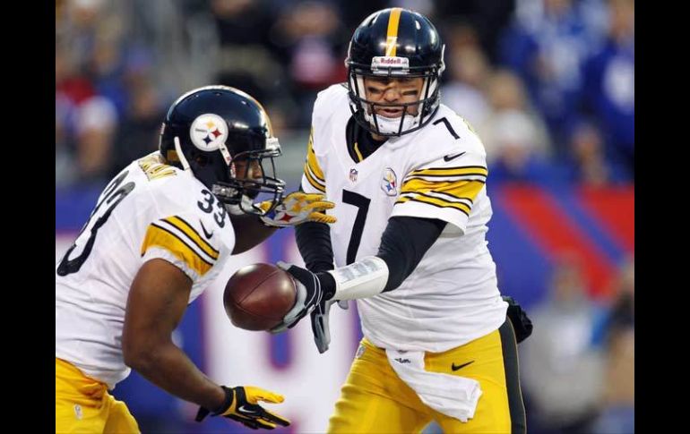 Ben Roethlisberger (der.) supo manejar el balón a favor de la causa de los Acereros. AP  /