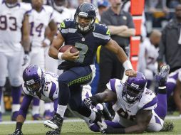 Russell Wilson fue efectivo en la carrera y con los pases. AP  /