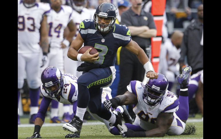 Russell Wilson fue efectivo en la carrera y con los pases. AP  /