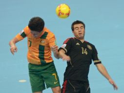 Omar Cervantes de México disputa un balón con Tobias Seeto de Australia durante el encuentro del Mundial de Futbol de sala. AFP  /