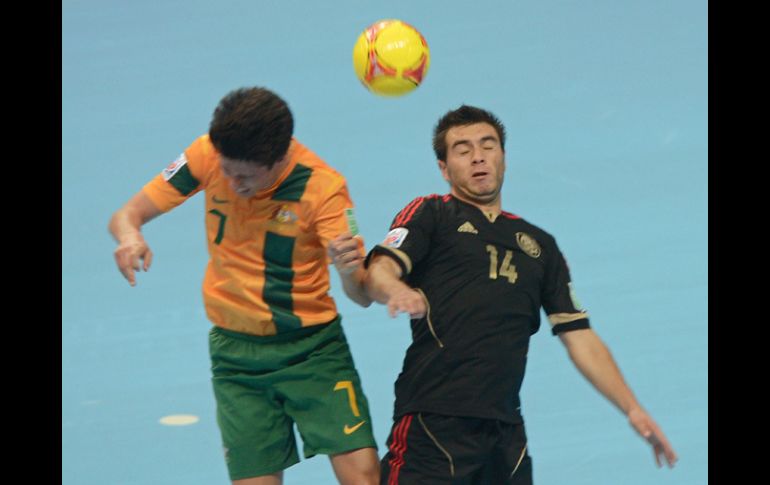 Omar Cervantes de México disputa un balón con Tobias Seeto de Australia durante el encuentro del Mundial de Futbol de sala. AFP  /