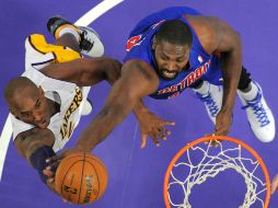 Kobe Bryant (i) intenta encestar mientras Jason Maxiell defiende. AP  /