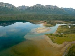 Vista de el lago Iliamna, se encuentra a unos 300 kilómetros al suroeste de la ciudad más poblada de Alaska. ARCHIVO  /