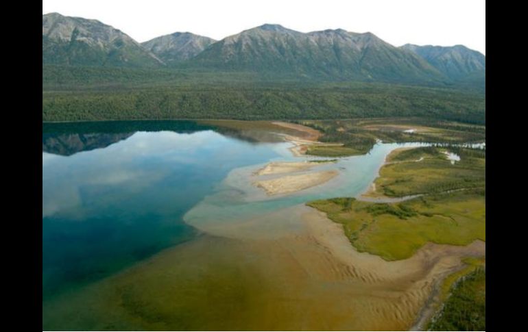 Vista de el lago Iliamna, se encuentra a unos 300 kilómetros al suroeste de la ciudad más poblada de Alaska. ARCHIVO  /