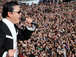 Psy puso a bailar a los franceses con su movida coreografía. AFP  /