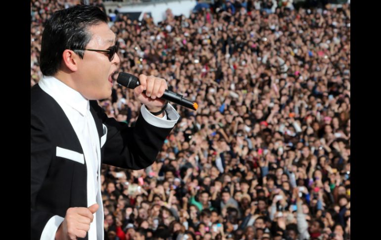 Psy puso a bailar a los franceses con su movida coreografía. AFP  /