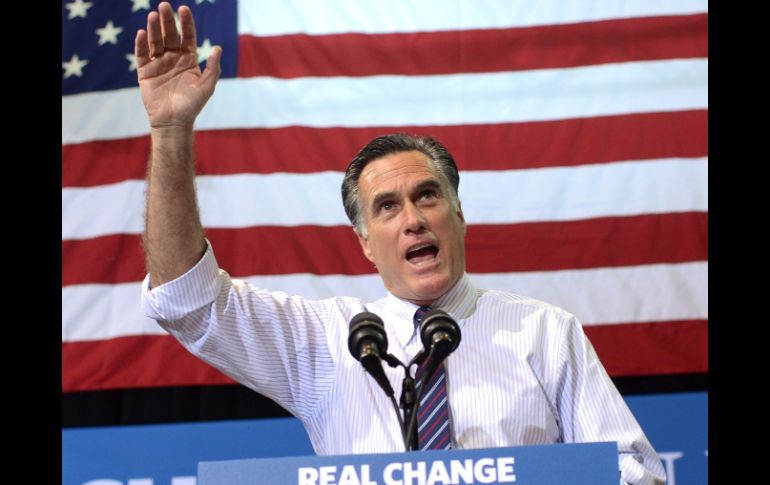 El candidato republicano, Mitt Romney, aventaja por un punto al mandatario Barack Obama, según la encuesta. AFP  /