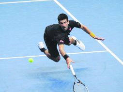 Novak Djokovic durante su debut en la Copa Maestros, en un partido que ganó por parciales de 7-6(4) y 6-3.  /