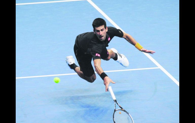 Novak Djokovic durante su debut en la Copa Maestros, en un partido que ganó por parciales de 7-6(4) y 6-3.  /