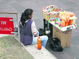 Sólo unos pocos de los vendedores informales que dejaron el Centro Histórico, se colocaron ayer en El Santuario.  /