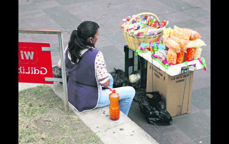 Sólo unos pocos de los vendedores informales que dejaron el Centro Histórico, se colocaron ayer en El Santuario.  /