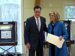 Mitt Romney y su esposa Ann, después de depositar sus boletas electorales. AFP  /