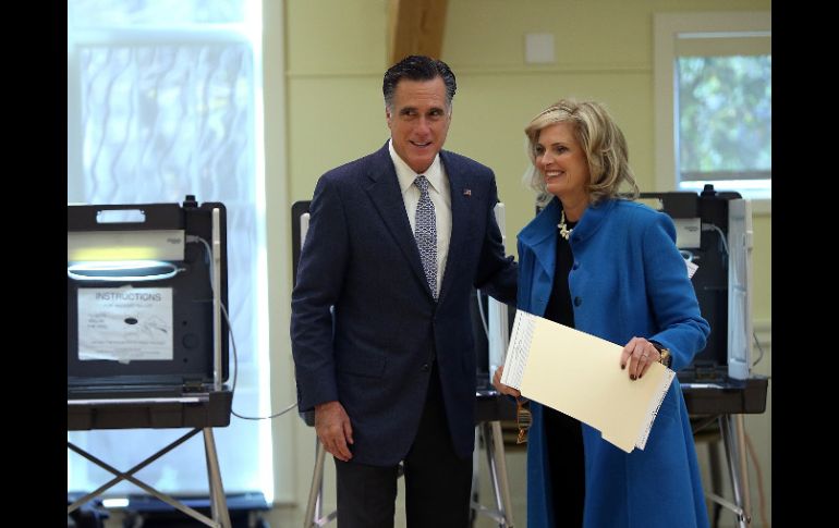 Mitt Romney y su esposa Ann, después de depositar sus boletas electorales. AFP  /