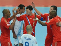 Sergey Sergeev (c) de Rusia celebra con el equipo su pase a la siguiente ronda del torneo. AFP  /