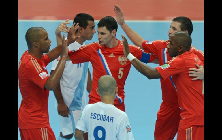 Sergey Sergeev (c) de Rusia celebra con el equipo su pase a la siguiente ronda del torneo. AFP  /