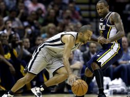 Tony Parker (i) no tuvo una de sus mejores noches pero las reservas del equipo ayudaron a que no se notara. AP  /