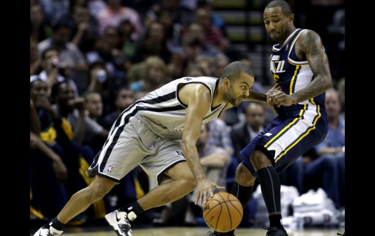 Tony Parker (i) no tuvo una de sus mejores noches pero las reservas del equipo ayudaron a que no se notara. AP  /