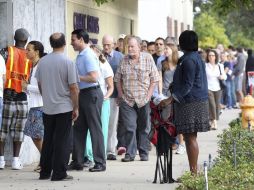 Varias personas esperan en fila para ejercer su derecho al voto en un colegio electoral en Miami. EFE  /