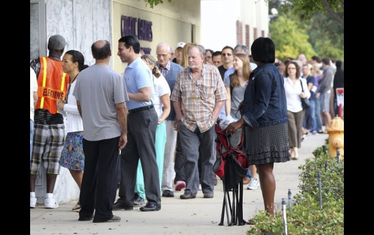 Varias personas esperan en fila para ejercer su derecho al voto en un colegio electoral en Miami. EFE  /