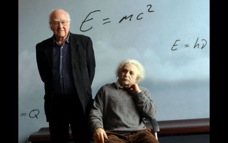 Junto a una estatua de cera de Einstein, Peter Higgs posa en el CosmoCaixa de Barcelona. EFE  /