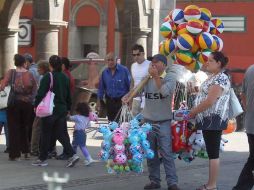 Aún se observan vendedores ambulantes en el centro de Tlaquepaque.  /