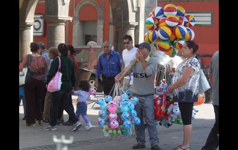 Aún se observan vendedores ambulantes en el centro de Tlaquepaque.  /