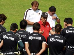 Tomás Boy da indicaciones durante el entrenamiento del Atlas. MEXSPORT  /