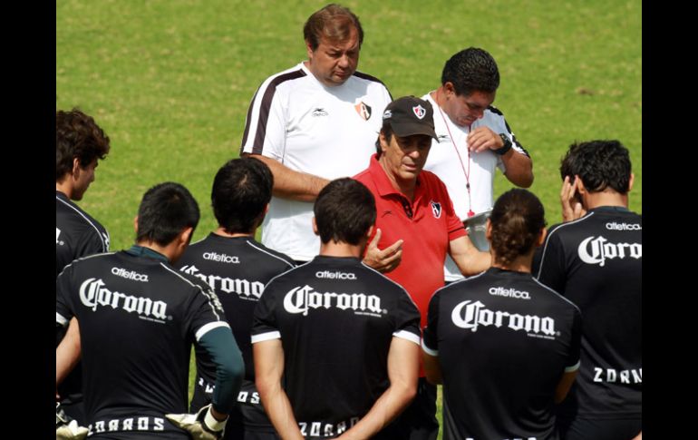 Tomás Boy da indicaciones durante el entrenamiento del Atlas. MEXSPORT  /