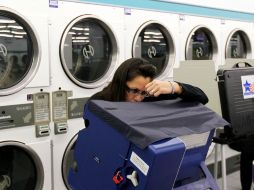 Una ciudadana vota en el interior de una lavandería en Chicago. AP  /