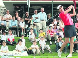 Niños de la escuela de golf del Guadalajara Country Club observan la técnica de Lorena Ochoa. MEXSPORT  /