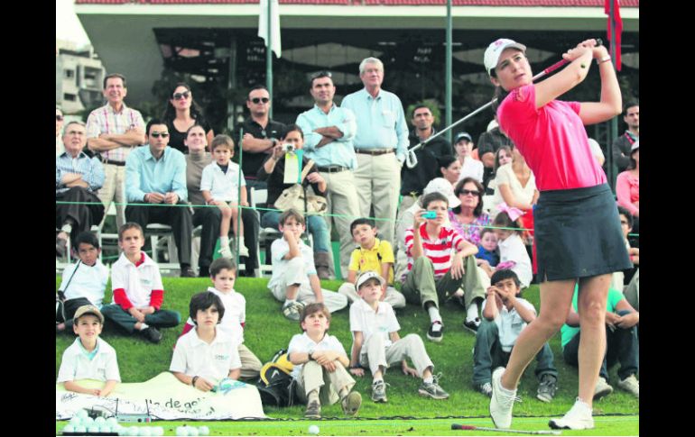 Niños de la escuela de golf del Guadalajara Country Club observan la técnica de Lorena Ochoa. MEXSPORT  /