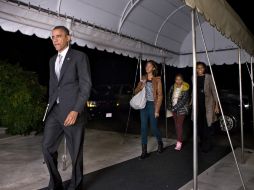 El recién reelegido presidente de EU., Barack Obama, sus hijas y esposa llegan a la Casa Blanca. AP  /